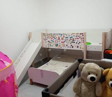 Conde Casa | casa com piscina e churrasqueira 5 minutos da praia, 1 quarto com cama de casal e segundo quarto com duas camas infantis