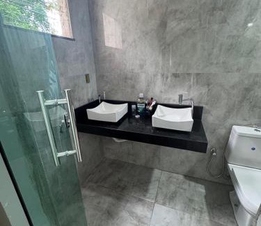 Souza Casa | Casa com suítes e varandas com uma garagem