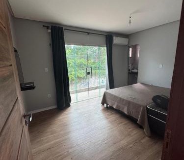 Souza Casa | Casa com suítes e varandas com uma garagem