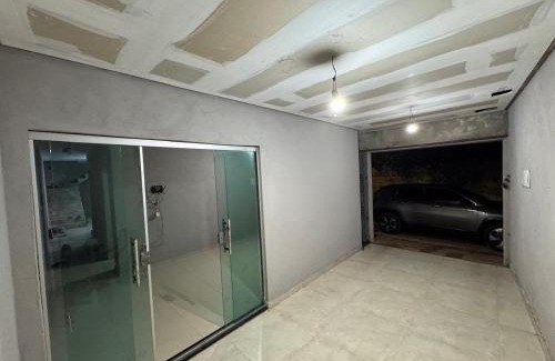 Souza Casa | Casa com suítes e varandas com uma garagem