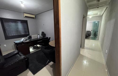 Souza Casa | Casa com suítes e varandas com uma garagem