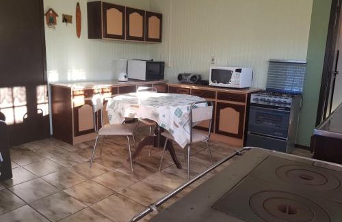 Cambara do Sul Casa | Casa Completa, 300m da Praça, Wi-Fi, 130m quadrados, 4 Camas de Casal, 4 Quartos, Até 11 Pessoas, Quintal com Vasta Área Verde, Varanda nos Fundos, Garagem Coberta 1 Carro, Estacionamento Interno 2 Carros, Churrasqueira, Fogão a Lenha