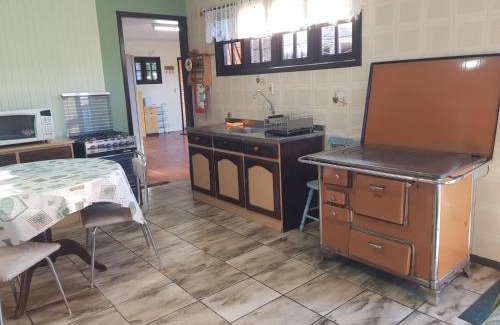 Cambara do Sul Casa | Casa Completa, 300m da Praça, Wi-Fi, 130m quadrados, 4 Camas de Casal, 4 Quartos, Até 11 Pessoas, Quintal com Vasta Área Verde, Varanda nos Fundos, Garagem Coberta 1 Carro, Estacionamento Interno 2 Carros, Churrasqueira, Fogão a Lenha