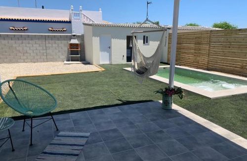 El Palmar Casa | Casa con piscina privada, WiFi y barbacoa en El Palmar, a solo 5 minutos andando de la playa