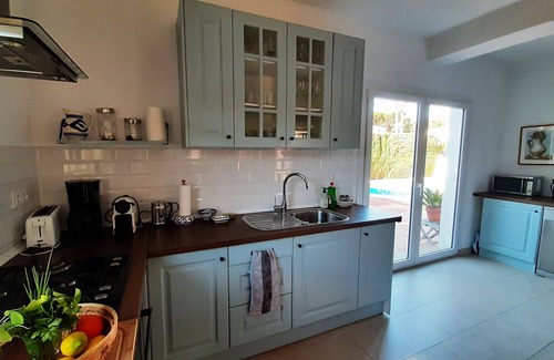 Cabo Roche Casa | Casa Concha, vacation home near the sea with garden and private pool, A/C & WIFI