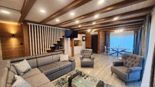 Paraul Rece Villa | Casa cu brazi