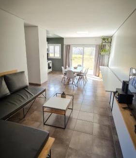 San Salvador de Jujuy Casa | Casa D, moderna de 2 habitaciones con jardín en barrio de profesionales