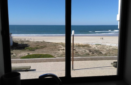 Paredes da Vitoria Apartamento | Casa da Praia - 2-bedr. apartment on the beachfront in Paredes da Vitória