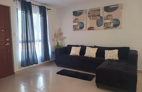 Leon Casa | Casa de 2 plantas, confort y ubicación estratégica