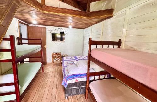 Paranagua Casa | Casa de 2 quartos e 1 mezanino na ilha do Mel próximo ao mar