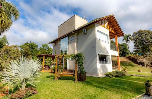 Benedito Novo Casa | Casa de campo c Wi-Fi, jardim e churrasqueira