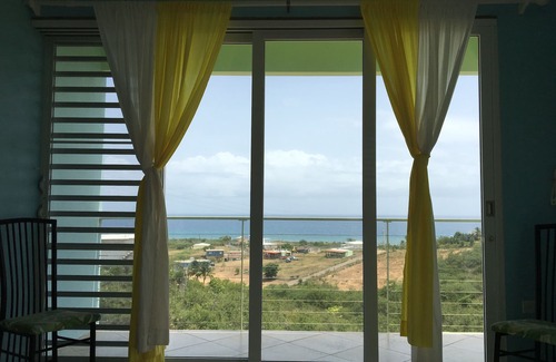 Villa Borinquen Casa | "Casa de Falcon" en una colina ventosa con vistas espectaculares del océano