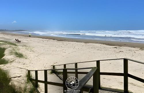 Passo de Torres Casa | Casa de frete para o mar - Pátio privativo - Churrasqueira - Cozinha completa - Smart Tv - Wifi - Vaga para carros - Aceita Pet