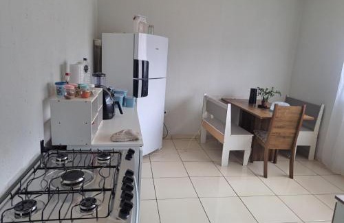 Parque Pampulha Casa | Casa de hospedagem com um de casal com smart tv e ventilador