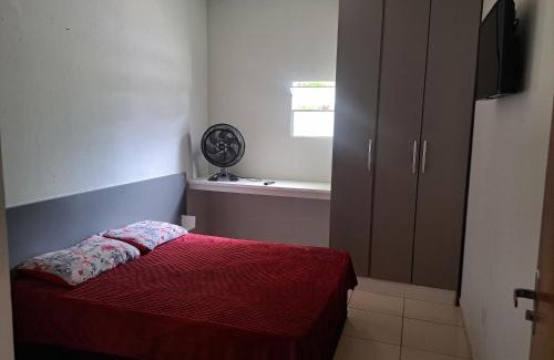 Parque Pampulha Casa | Casa de hospedagem com um de casal com smart tv e ventilador