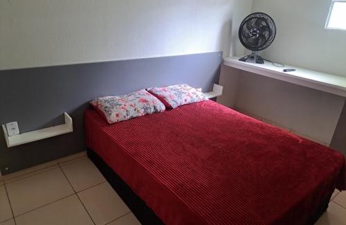 Parque Pampulha Casa | Casa de hospedagem com um de casal com smart tv e ventilador