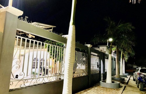 Los Arcos Casa | Casa de las palmas a poca distancia del malecón