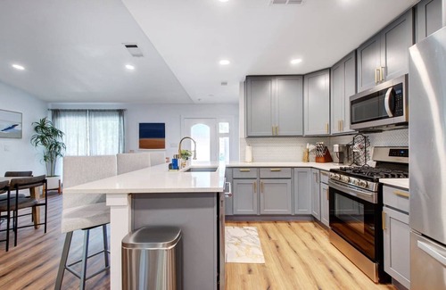 Pecan Springs Springdale Casa | Casa De 🏡Moderno Este😎: Spacious Stylish Digs