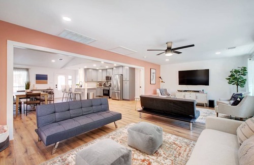 Pecan Springs Springdale Casa | Casa De 🏡Moderno Este😎: Spacious Stylish Digs