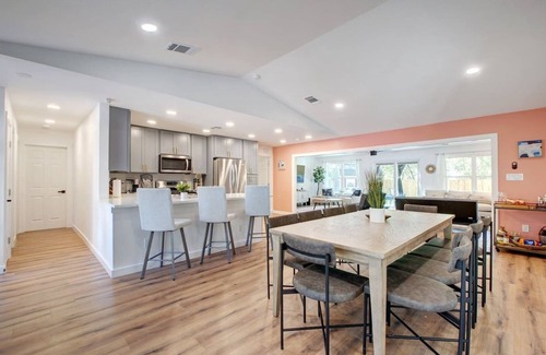 Pecan Springs Springdale Casa | Casa De 🏡Moderno Este😎: Spacious Stylish Digs