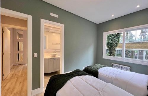 Carniel Apartamento | Casa de Pedra 2 Suítes e Piscina by Achei Gramado