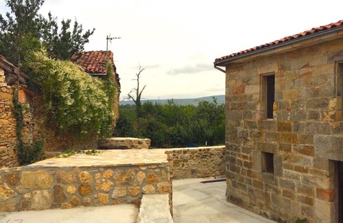 Valderredible Cabaña | Casa de piedra encantadora