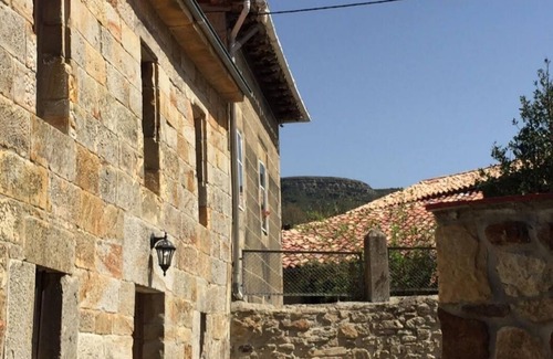 Valderredible Cabaña | Casa de piedra encantadora