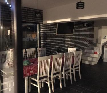 Baia de Fier Casa | Casa De Sub Piatra