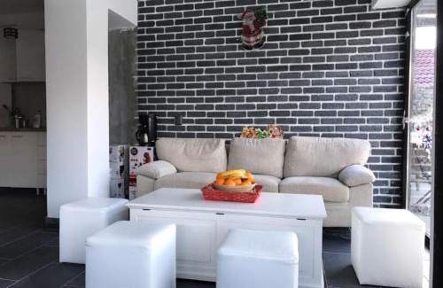Baia de Fier Casa | Casa De Sub Piatra