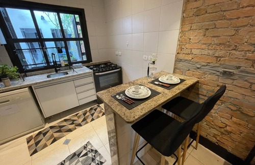 Pinheiros Casa | Casa de Tijolos com Churrasqueira Vila Fechada