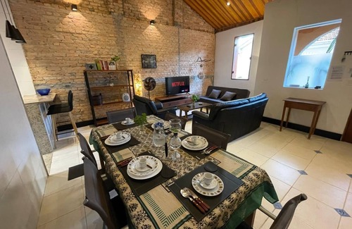 Pinheiros Casa | Casa de Tijolos com Churrasqueira Vila Fechada