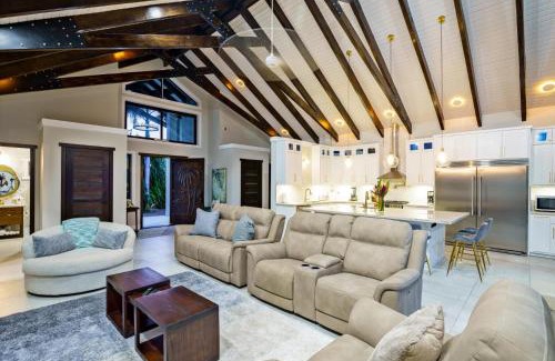 Cocoplum Villa | Casa de Wilson - 5 Bedroom Beachfront Villa