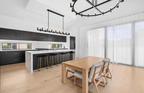 Bellbrae Casa | Casa del Candelabra - Light-Filled Luxury Retreat Minutes from Town