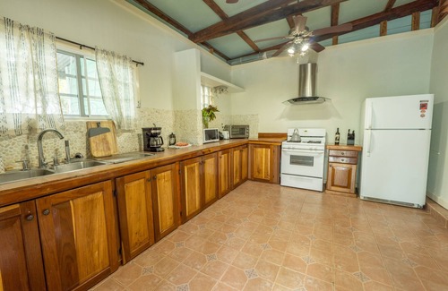 Carenero Island Casa | Casa del Fuego- Caribbean Magic