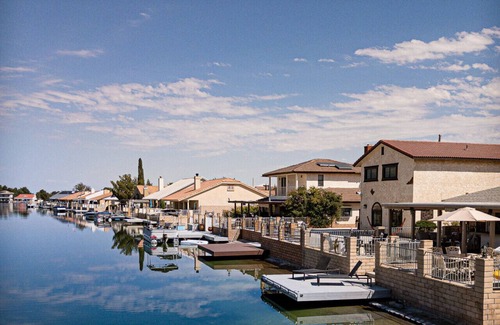 Silver Lakes Country Club Apartamento | Casa Del Lago + Private Lakefront Boat Dock + SPA + A/C