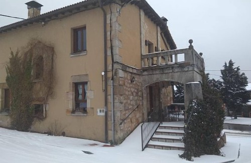 Hontoria del Pinar Cabaña | Casa rural del Médico para 10 personas 5 habitaciones con baño. Salón- chimenea
