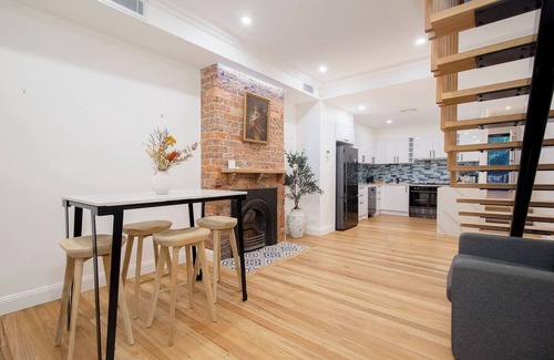 Cooks Hill Casa | Casa Dianna Timeless Terrace near CBD and Waterfront