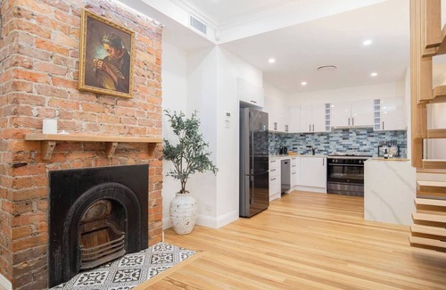 Cooks Hill Casa | Casa Dianna Timeless Terrace near CBD and Waterfront