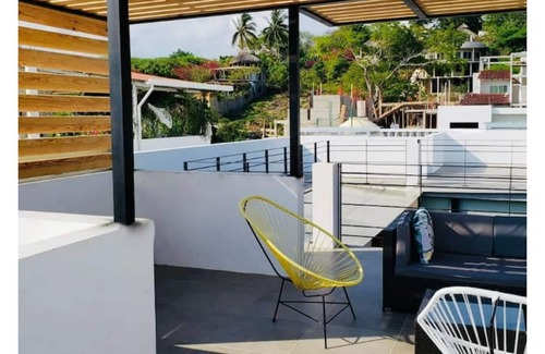 Brisas de Zicatela Casa | Casa Diego /Casa minimalista y piscina interior