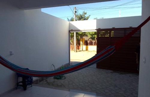 Prea Apartamento | Casa do Bruno - Apartamento terreo - 1 - Terra - Quarto e sala com cozinha americana na praia do preá-CE