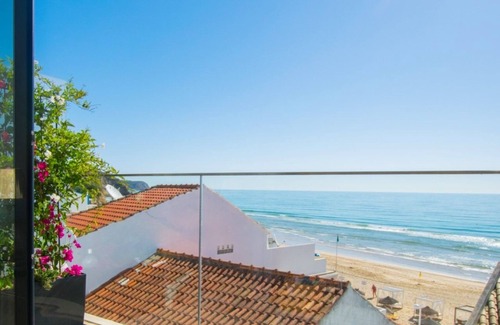Salema Apartamento | Casa Dourada - Golden Beach Apartment with stunning ocean views. Pets accepted.