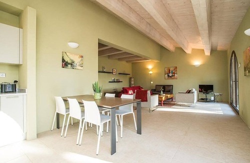 Trequanda Casa | Casa Dracena N: A welcoming two-story apartment situated in the heart of the Tuscan countryside, with Free WI-FI.