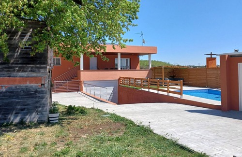 Caldes de Malavella Chalet De Esquí | Piscina de sal, barbacoa, wifi y parking Gratis Casa "El Roble". Desconéctate.