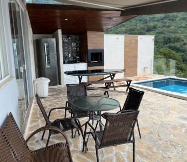 Biscaia Casa | Casa em Angra com 4 quartos, churrasqueira, piscina, sinuca e quadra privativa