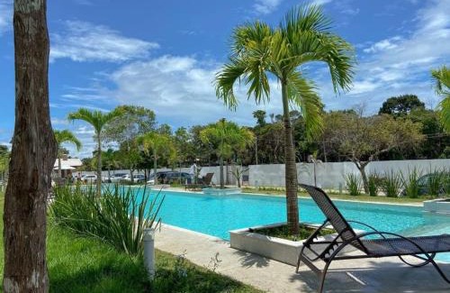 Arraial d'Ajuda Casa | Casa em condomínio a 200m da praia em Arraial D'ajuda, com 3 suites, sala climatizada, área gourmet privativa, Internet 300MBPS, condomínio com piscinas adulto e infantil, sauna, quadra de beach tenis e portaria 24hrs.