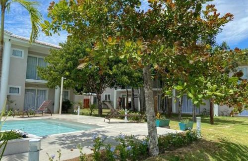 Arraial d'Ajuda Casa | Casa em condomínio a 200m da praia em Arraial D'ajuda, com 3 suites, sala climatizada, área gourmet privativa, Internet 300MBPS, condomínio com piscinas adulto e infantil, sauna, quadra de beach tenis e portaria 24hrs.