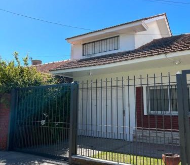 Constitucion Casa | Casa en Mar Del Plata con parque, parrilla y cochera cubierta a dos cuadras del mar