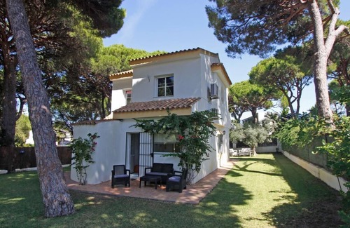 Cabo Roche Casa | Casa Escondida - Chalet familiar y acogedor, con amplio jardin y piscina comunitaria en Conil Roche