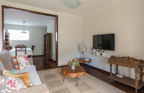 Jardim Andira Casa | Casa espaçosa c/lareira em Campos do Jordão RAS175