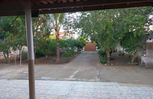 Castanheira Casa | Casa Espaçosa com 3 Suítes, Jardim e Hidromassagem Privativa